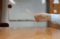 Sürtünme ile elektriklenme: kalem cam bezine sürtülüyor